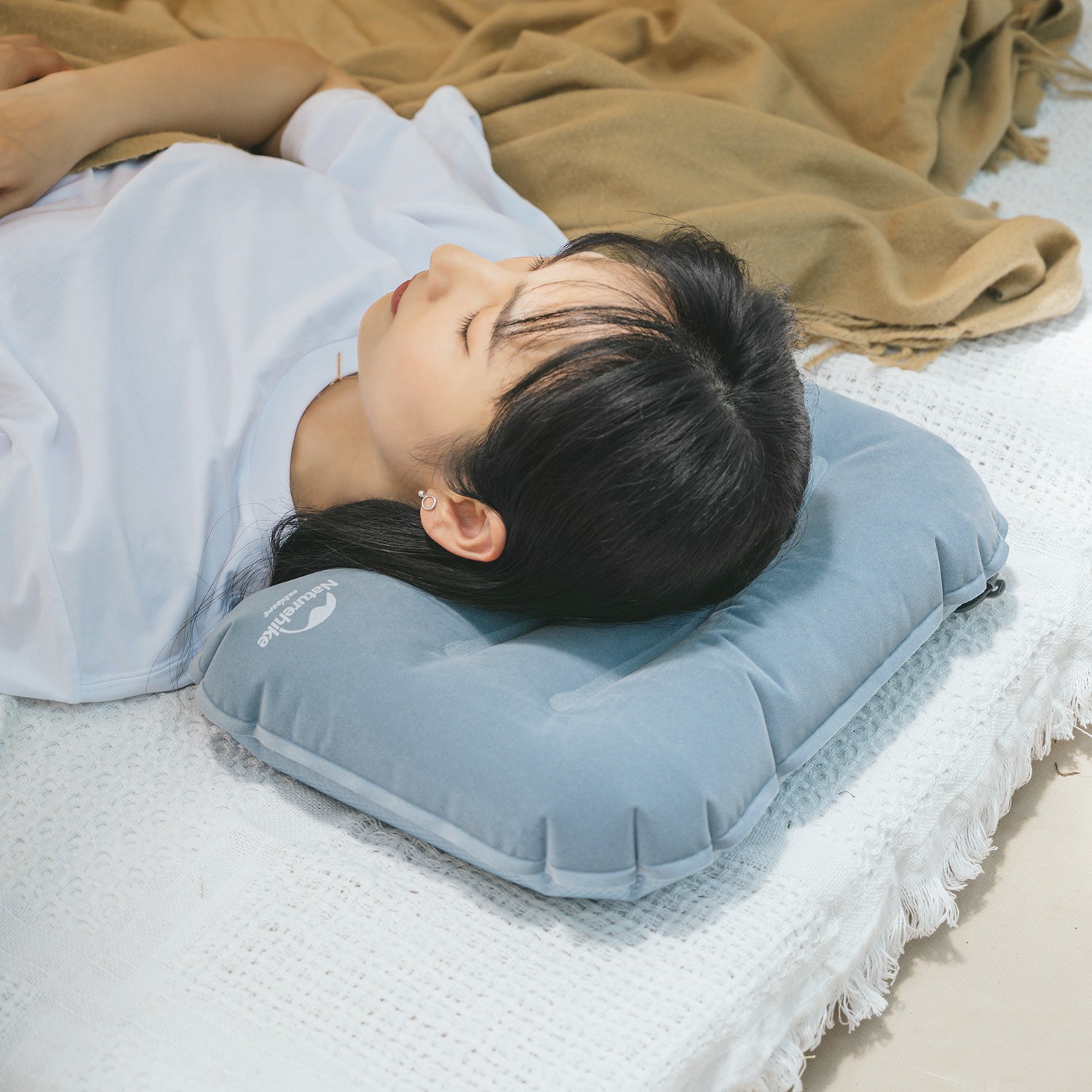 【Featured】TPU 植絨充氣舒適靜音枕頭 - 藍色/土黃色