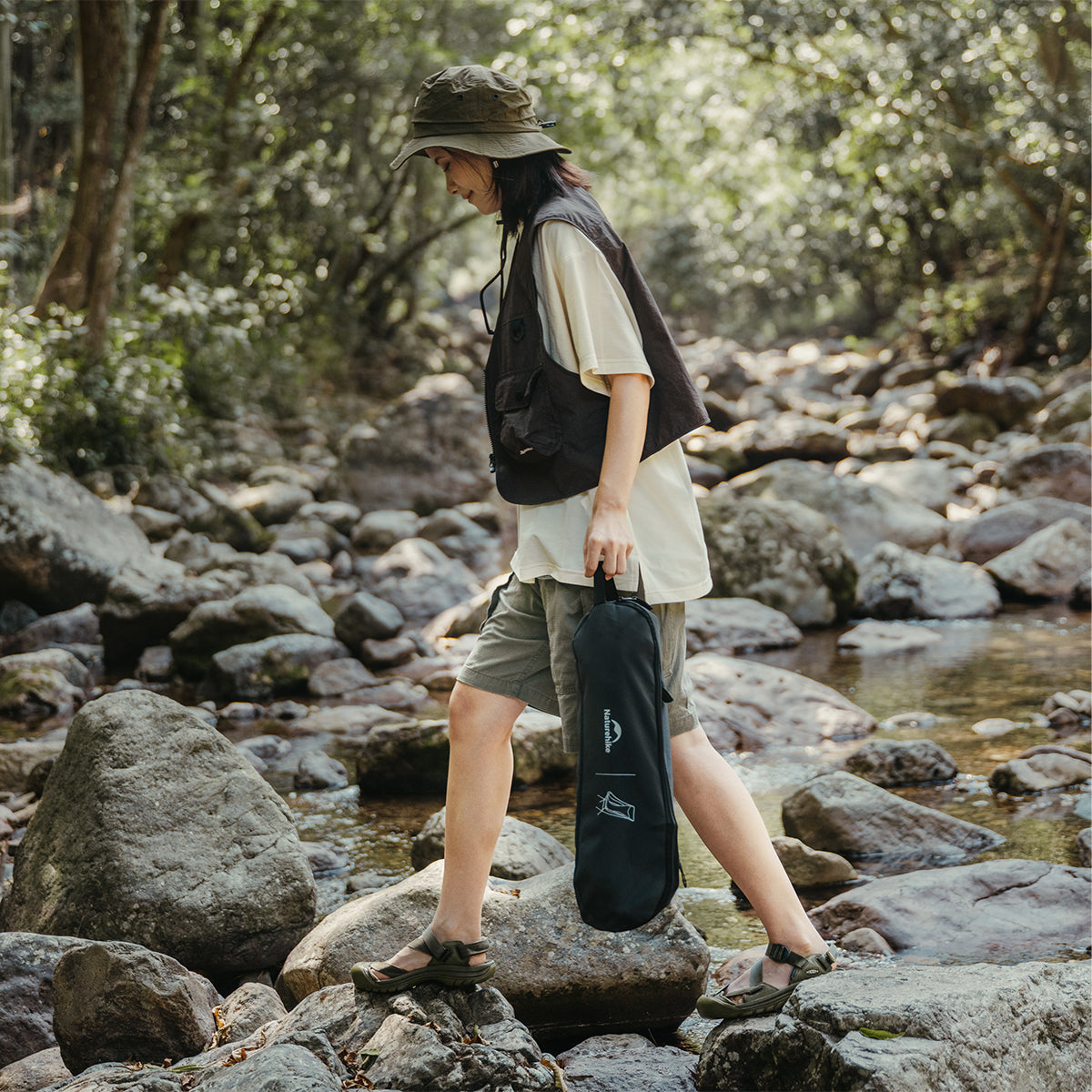 L04 超輕鋁合金月亮椅 | 露營月牙椅 | 大碼 (1.38kg) / 中碼 (0.95kg) CNK2450JJ015